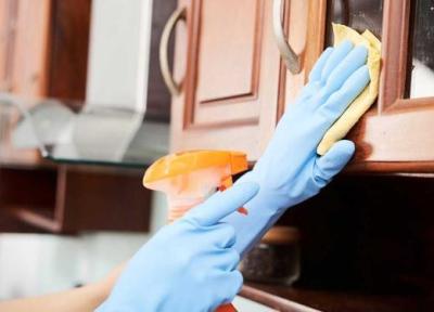 پاک کردن لکه روغن از روی کابینت پاک کردن لکه روغن از روی کابینت